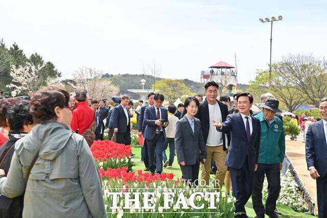 김태흠 충남도지사(오른쪽 두 번째)가 23일 태안 코리아플라원파크에서 열린 2026 태안국제원예치유박람회 준비상황 보고회 참석후 박람회장 주요 구역을 살펴보고 있다. /충남도