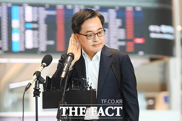 김동연 더불어민주당 대선 경선 후보가 이재명 후보의 경제 성장 전략을 20년 전 흘러간 레코드판을 트는 것이라며 강하게 비판했다. /장윤석 기자