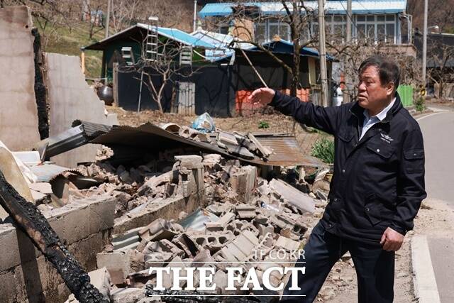 이승화 산청군수가 산불 주택 피해 현장을 둘러 보고 있다./산청군