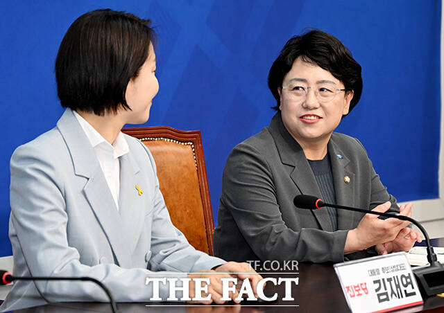 발언하는 김선민 조국혁신당 당대표 권한대행(오른쪽).