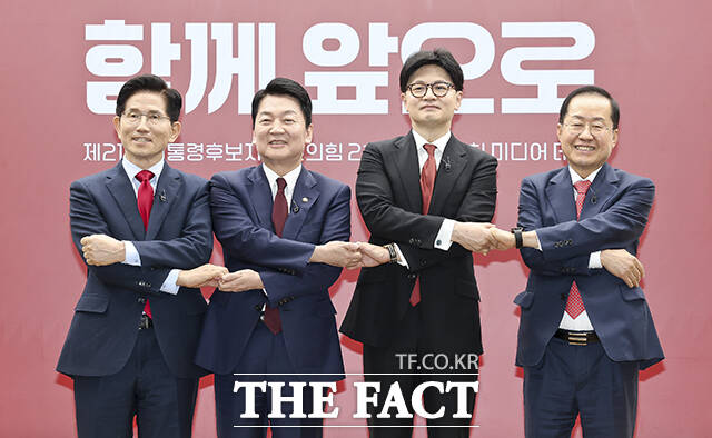 김문수, 안철수, 한동훈, 홍준표 국민의힘 대통령선거 경선 후보(왼쪽부터)가 23일 서울 여의도 국민의힘 중앙당사에서 열린 2차 경선 토론회 미디어데이에서 포즈를 취하고 있다. /국회사진취재단