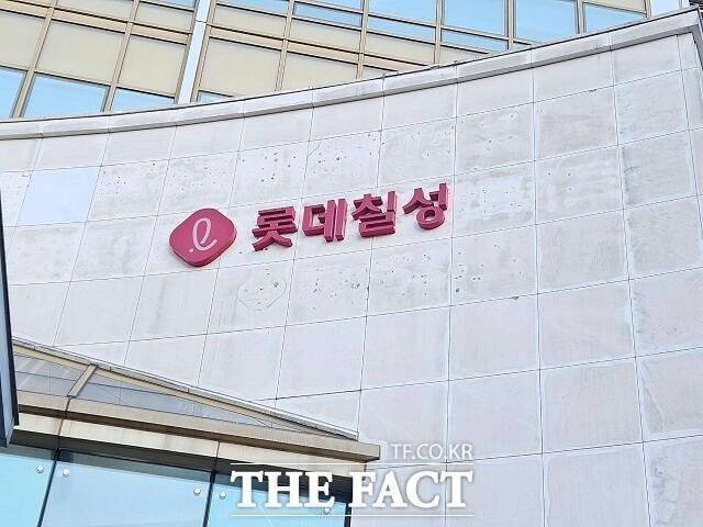 롯데그룹이 내년까지 계열사에 직무급제 도입을 선언한 가운데 수익성 하락을 겪고 있는 롯데칠성음료가 그룹이 요구하는 쇄신, 경쟁력 회복을 이뤄낼지 관심이 쏠린다. /우지수 기자