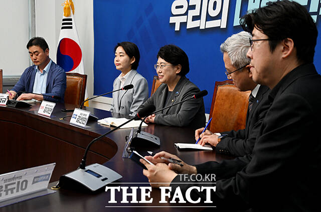 발언하는 김선민 조국혁신당 당대표 권한대행(가운데).