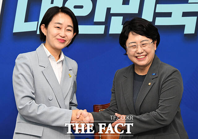 손 맞잡은 김재연 진보당 대선 후보(왼쪽)와 김선민 조국혁신당 당대표 권한대행.