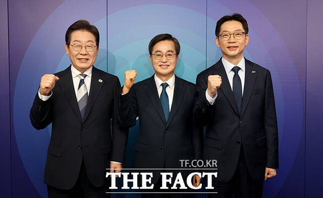 더불어민주당 제21대 대통령선거 경선에 나선 이재명, 김동연, 김경수 예비후보(왼쪽부터)가 23일 오후 서울 여의도 오마이TV 스튜디오에서 열린 오마이TV 초청 토론회에 참석해 기념촬영을 하고 있다. /국회사진취재단