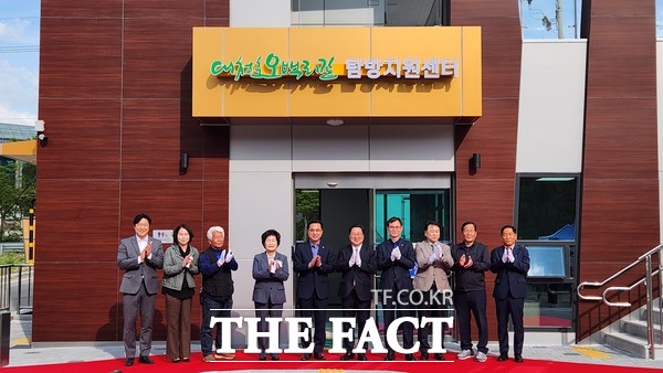 대청호오백리길 탐방지원센터 확장·이전 개소식이 23일 대전 동구 추동 234번지 일원에서 개최된 가운데 간판 제막식 후 이장우 대전시장, 박희조 동구청장, 오관영 동구의회의장을 비롯한 내빈들이 기념촬영을 하고 있다. /정예준 기자