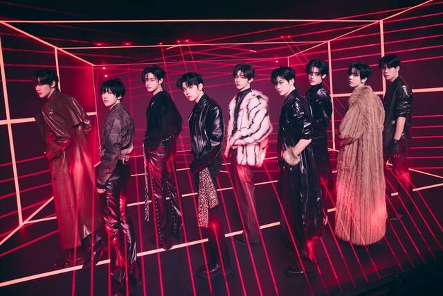 제로베이스원이 미국 빌보드 차트에 2주 연속으로 이름을 올렸다. /웨이크원