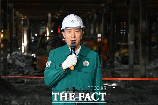 4월 23일 영동대로 지하공간 복합개발사업 공사현장을 찾은 오세훈 서울시장이 지하 안전관리 강화 관련 기자 질문에 답변하고 있다./서울시