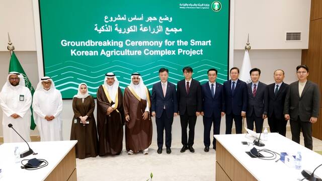 지난 21일(현지시간) 사우디아라비아 리야드 국립농업연구센터에서 사우디 물환경농업부 알 압둘라티프 차관보(왼쪽 네 번째부터), 알 무샤이티 차관, 박범수 농림축산식품부 차관, 문병준 주사우디아라비아 대한민국 대사 대리, 안호근 한국농업기술진흥원 원장, 황청용 농심 부사장이 기념 촬영하고 있다. /농심