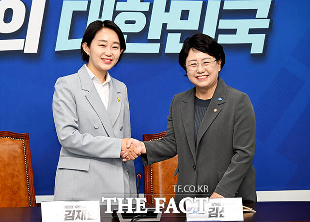 김선민 조국혁신당 당대표 권한대행이 23일 오후 서울 여의도 국회에서 김재연 진보당 대선 후보(왼쪽)를 접견하며 악수를 하고 있다. /국회=배정한 기자