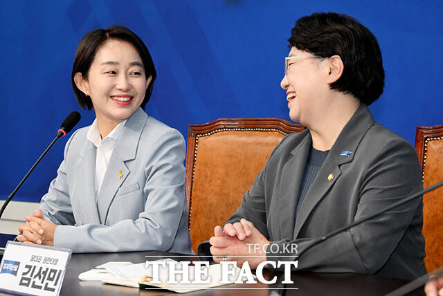 발언하는 김재연 진보당 대선 후보(왼쪽).