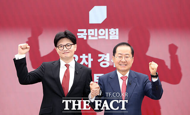 이날 한동훈, 홍준표 후보가 서로를 1:1 맞수 토론 상대로 선택한 뒤 포즈를 취하고 있다. /국회사진취재단