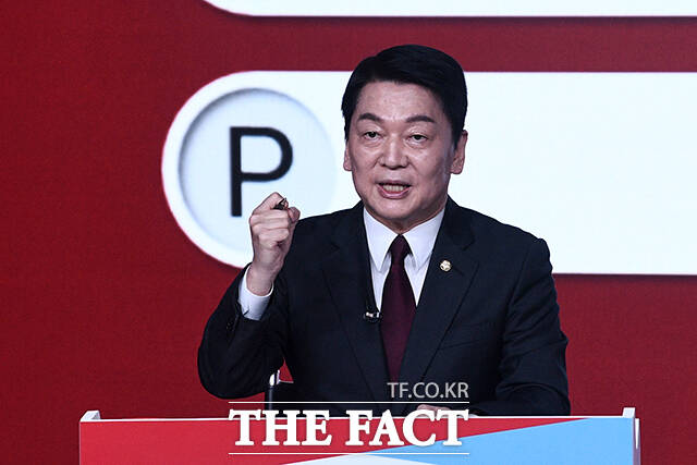 안철수 국민의힘 대선 경선 후보가 다른 후보들에게 탄핵 사과와 임기단축 개헌을 요구하고 나섰다. 안 후보가 19일 오후 서울 강서구 ASSA아트홀에서 열린 1차경선 A조 토론회에 참석해 발언하고 있다. /서예원 기자