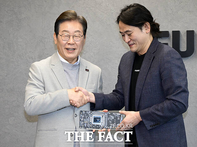 이재명 더불어민주당 대선 경선 후보가 산업 분야 공약을 속속들이 발표하면서 에너지 분야 정책에도 이목이 집중되고 있다. 이재명 더불어민주당 대선 예비 후보가 지난 14일 서울 강남구 퓨리오사AI에서 백준호 퓨리오사AI 대표와 악수하고 있다. /더팩트 DB