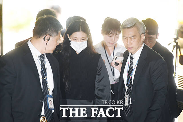 입시 비리 혐의로 1심에서 벌금형을 선고받은 조국 조국혁신당 전 대표의 딸 조민 씨가 23일 오후 서울 서초구 서울중앙지방법원에서 허위작성공문서행사, 업무방해, 위계공무집행방해 혐의 관련 2심 선고 공판에 출석하고 있다. /장윤석 기자