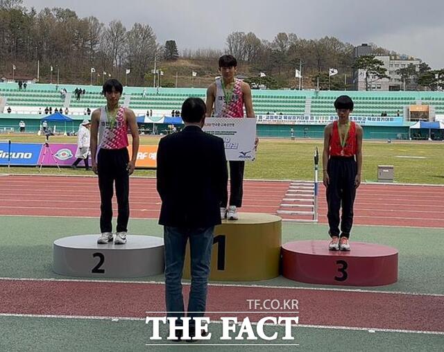 제54회 춘계 전국중·고육상경기대회서 장대높이뛰기에 출전한 대전송촌중 변준서, 이은규가 수상하고 있다. /대전시교육청