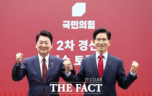 1:1 맞수 토론 상대로 만난 안철수 후보와 김문수 후보. /국회사진취재단