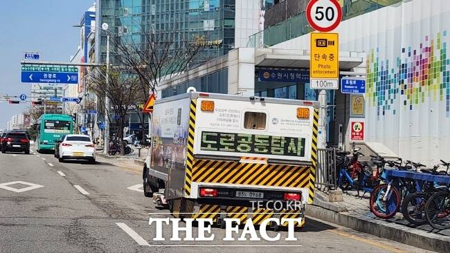 수원시 점검반이 대형공사장 주변에서 GPR 탐사를 하고 있는 모습./수원시