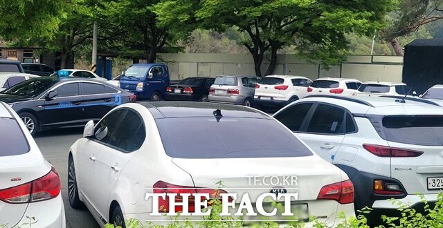 가창면민복지회관이 들어서는 전원음식점지구 동쪽 주차장에는 20일 차량들이 빼곡히 주차돼 있다. /박병선 기자