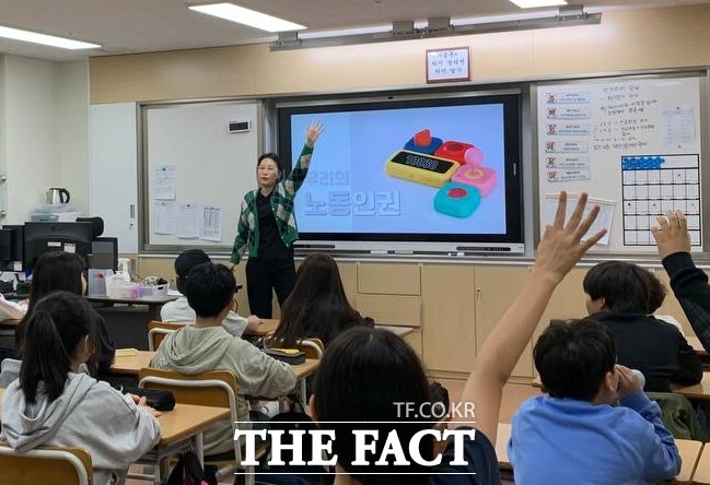 수원시가 지난 22일 칠보초등학교에서 진행한 찾아가는 청소년 노동인권 및 노동법 교육 모습 /수원시
