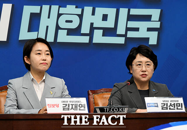 발언하는 김선민 조국혁신당 당대표 권한대행(오른쪽).