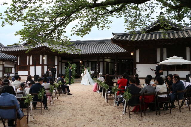 21일 나주 목사내아에서 공공 작은 결혼식이 처음으로 열렸다/나주시