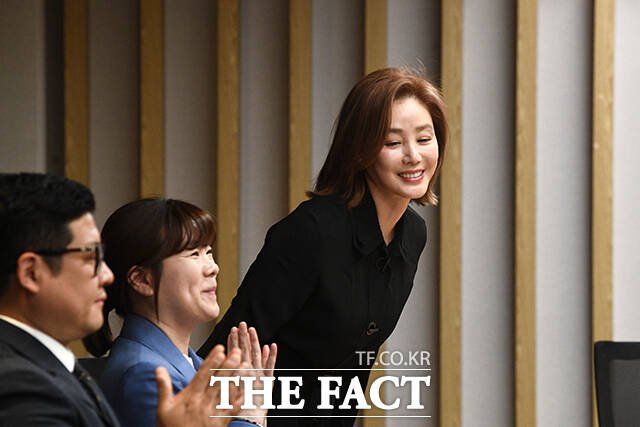 배우 김성령이 인사를 하고 있다.