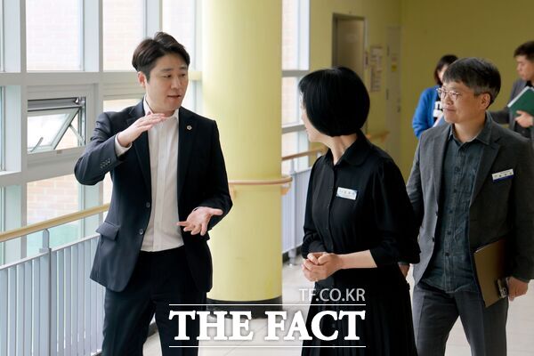 김진오 대전시의회 의원이 23일 특수학교인 대전가원학교를 방문해 오는 7월부터 추진 예정인 교사 증축 현황을 점검하고 학부모 및 학교 관계자들과 간담회를 가졌다./대전시의회