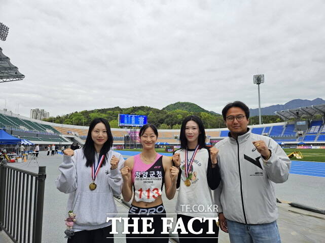 충남 청양군청 육상팀 장선영·이희진·한이슬 선수(왼쪽부터)가 ‘2025 구미아시아육상경기선수권대회’ 높이뛰기,멀리뛰기, 7종경기에서 각각 금메달을 따내고 김기덕 감독(오른쪽)과 기념촬영을 하고 있다. /청양군