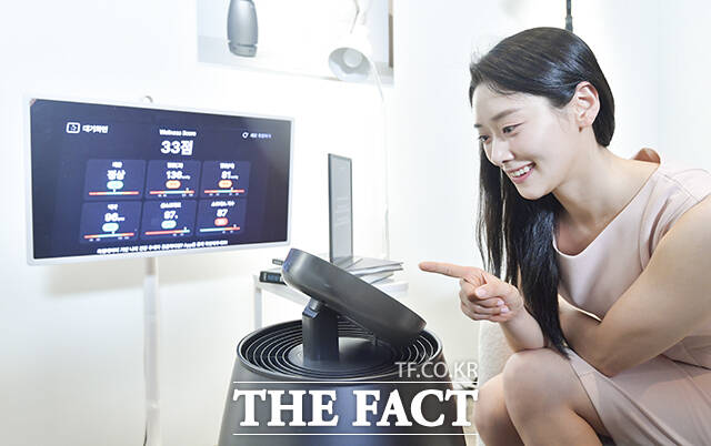 AI 웰니스 로보틱스 브랜드 나무엑스(NAMUHX)의 런칭 쇼케이스가 23일 오전 서울 광진구 워커힐 호텔앤리조트에서 열린 가운데 모델이 제품을 시연하고 있다. /장윤석 기자