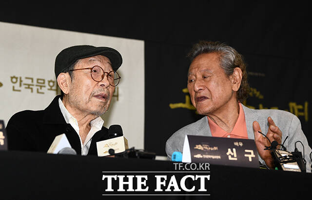 대화 나누는 배우 신구(왼쪽)와 박근형.