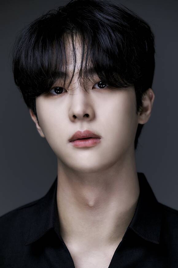배우 김무준이 일본 배우 나가노 메이와의 열애설에 휩싸이자 친한 동료 사이라고 선을 그었다. /9아토엔터테인먼트