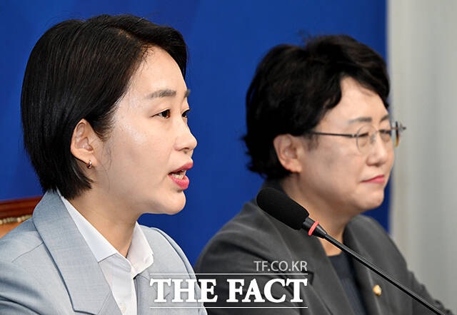 발언하는 김재연 진보당 대선 후보(왼쪽).