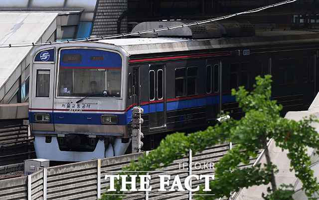 서울교통공사가 노조활동을 핑계로 무단결근을 반복한 노조 간부 34명에 파면 등 중징계를 내렸다. /더팩트 DB