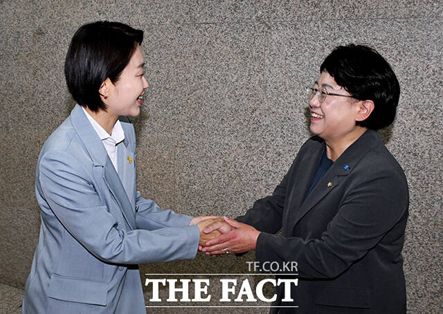 김재연 진보당 대선 후보(왼쪽)와 인사하는 김선민 조국혁신당 당대표 권한대행.