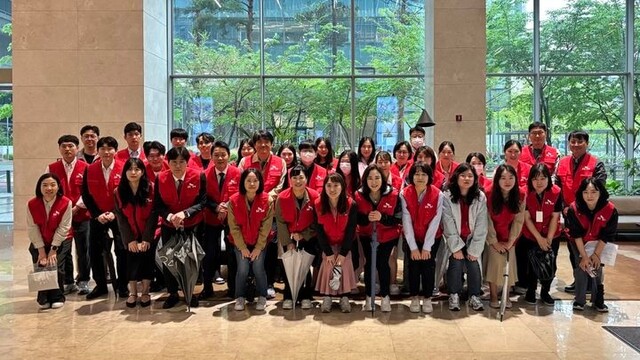 SK증권 임직원 40여명이 23일 서울 여의도 SK증권 본사에서 담배꽁초 없는 영등포 만들기 ESG 환경 캠페인 활동을 앞두고 기념촬영을 하고 있다. /SK증권