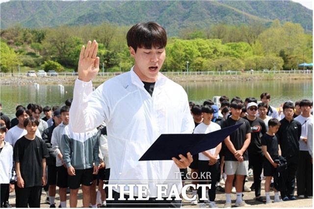 서울올림픽기념국민체육진흥공단 카누 선수단 소속 이동희 선수가 개회식에서 대표 선서를 하고 있다./국민체육진흥공단