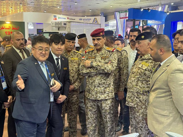 한국항공우주산업(KAI)는 지난 19일부터 22일까지 이라크 바그다드에서 열린 이라크 방산전시회(IQDEX 2025)에 참가해 고정익·회전익 항공기와 유무인 복합체계 등 다양한 항공전력 플랫폼을 선보였다고 23일 밝혔다. KAI 부스를 찾은 이라크 합동참모총장. /한국항공우주산업
