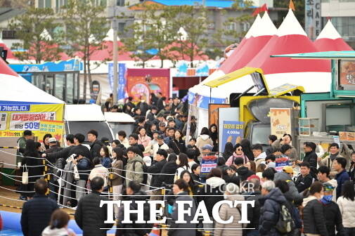 영덕군 남쪽 지역인 강구대게촌은 화마를 완전히 피해갔다. 사진은 지난해 성대하게 치르진 영덕대게축제. / 영덕군