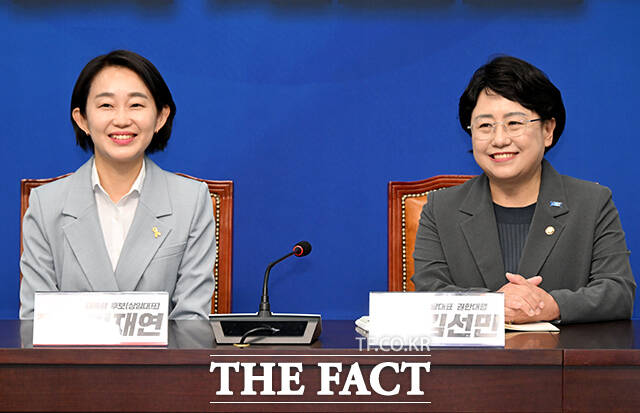 환한 미소 짓는 김선민 조국혁신당 당대표 권한대행과 김재연 진보당 대선 후보(왼쪽).