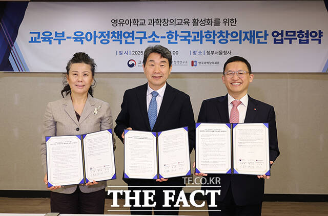 이주호 사회부총리 겸 교육부 장관(가운데)이 23일 오전 서울 종로구 정부서울청사에서 열린 교육부-육아정책연구소-한국과학창의재단 업무협약에 참석해 정우성 과학창의재단 이사장, 황옥경 육아정책연구소장과 기념사진을 찍고 있다. /교육부