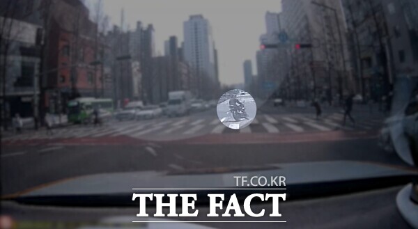 지난 3월 7일 대전 유성구 대학로에서 신호 위반을 하며 질주하는 오토바이의 모습./대전 유성경찰서