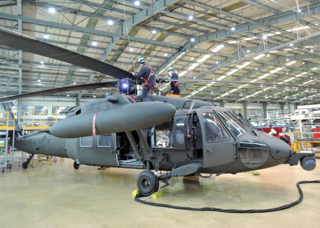 대한항공은 23일 LIG넥스원, 콜린스에어로스페이스와 컨소시엄을 꾸려 참여한 방위사업청 UH-60 헬기 성능 개량 사업 입찰에서 우선협상대상자로 선정됐다. 부산테크센터에서 UH-60 헬기 창정비를 수행하는 모습. /대한항공