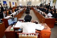  추경안 상정하는 최민희 과방위원장 [포토]