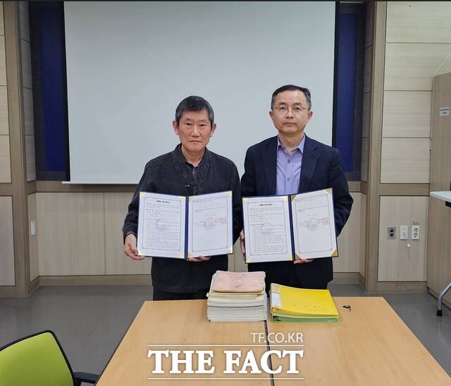 28년간 교단에서 제자를 가르쳐 온 전 논산여자상고 정관홍 교사가 직접 제작한 영어교재와 수업자료 등 총 23점의 기록물을 충남교육청 기록관에 기증하고 있다. /충남교육청