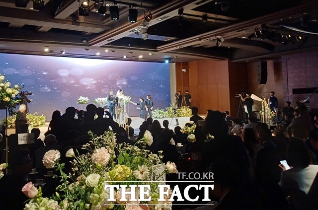 가수 설운도가 자신의 노래 별빛 같은 나의 사랑아를 축가로 불러 특별한 의미를 새겼고, 국악요정 김다현도 삼촌 결혼을 진심으로 축하드린다며 결혼 축하곡으로 나훈아의 사랑을 불렀다. /강일홍 기자