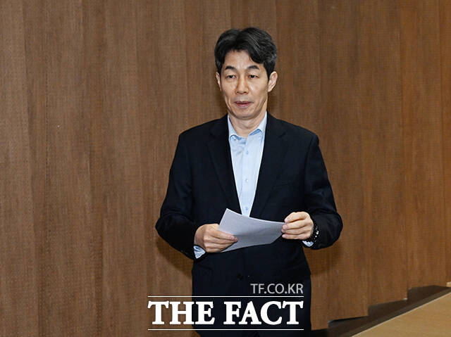 검찰이 문재인 전 대통령을 뇌물 혐의로 불구속 기소하자 측근 윤건영 더불어민주당 의원은 한남동에서 서초동으로 이사 간 분이 식당에 불러 밥 사주면서 내린 오더인가라며 강하게 반발했다. /배정한 기자