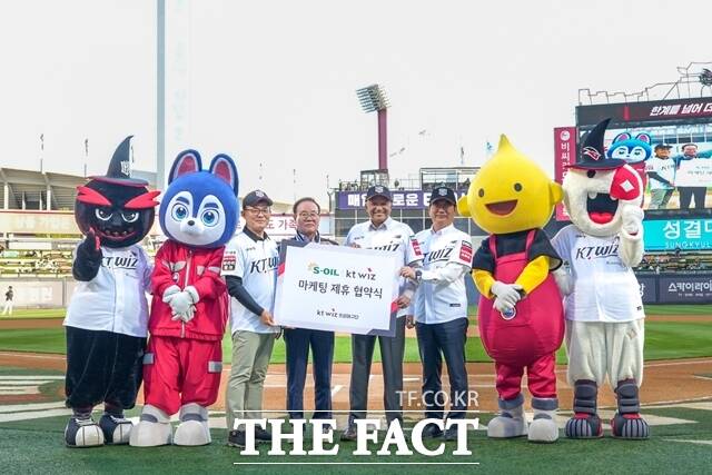 안종범 에쓰오일 마케팅총괄 사장(왼쪽 세번째부터), 이호식 KT스포츠 대표이사, 안와르 알 히즈아지 에쓰오일 CEO, 서정규 에쓰오일 국내영업본부장이 KT위즈 프로야구 공동마케팅 제휴 협약식 후 기념 촬영을 하고 있다. /에쓰오일