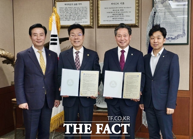 24일 충남신용보증재단과 백석대학교가 창업 활성화 지원 업무협약을 체결한 후 기념촬영을 하고 있다. /충남신보