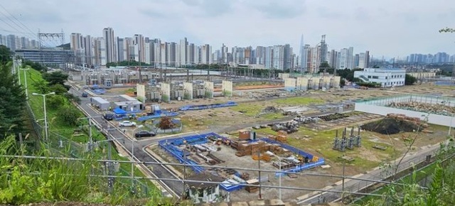 한국전력이 24일 하남시의 전력망 건설 허가를 촉구하며 특정 지역의 반대가 국가 전력망의 확충을 가로막고 대한민국 전체의 손실을 초래하는 일은 없어야 한다고 밝혔다. 동서울변전소 부지 모습. /뉴시스
